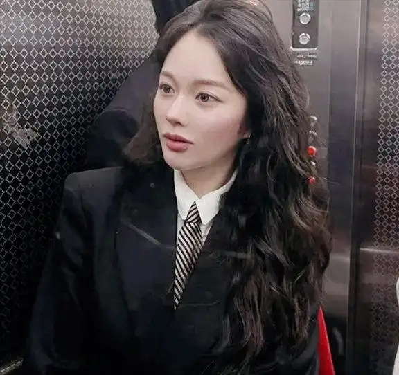 韩国女星被质疑整形过度，奈何底子太好，尖下巴和厚唇也挡不住颜值