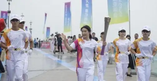 娱乐圈夫妻有哪些照片_明星夫妻爱情故事_娱乐圈感人爱情故事