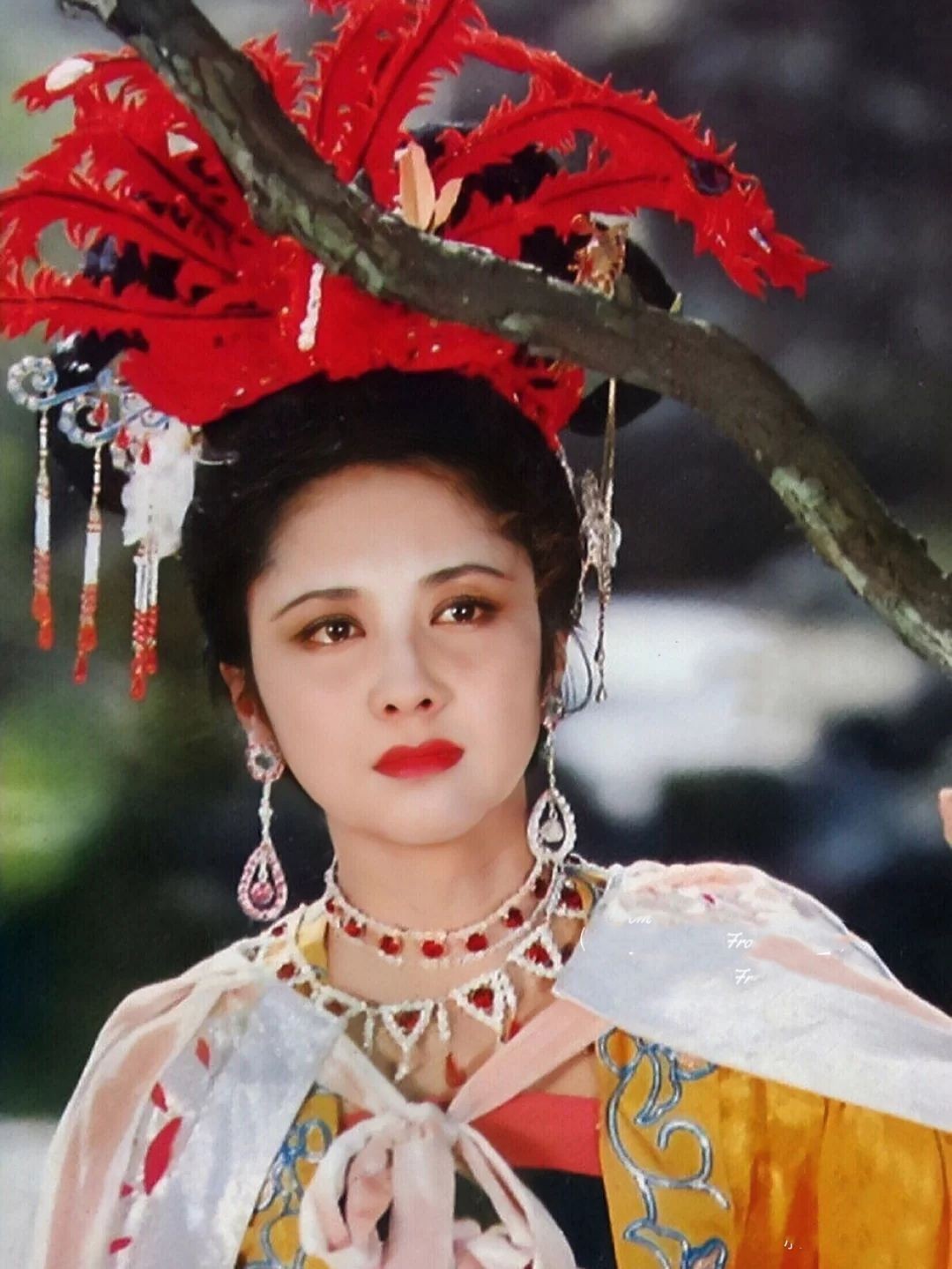 韩国脸大女明星_脸大显气质女星_大脸气质中年女星